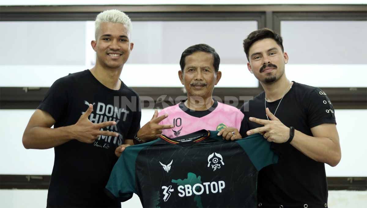 Gustavo Tocantins (kiri), Djadjang Nurdjaman dan Renan Sgaria (kanan). Foto: Zainal Hasan/Indosport.com Copyright: © Zainal Hasan/Indosport.com