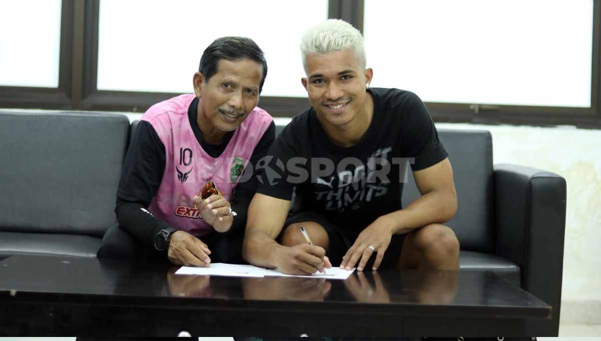 Djadjang Nurdjaman dan Gustavo Tocantins di Persikabo 1973. Gustavo kini dirumorkan ke Barito Putera pada bursa transfer Liga 1 2022-2023. Foto: Zainal Hasan/Indosport.com Copyright: © Zainal Hasan/Indosport.com