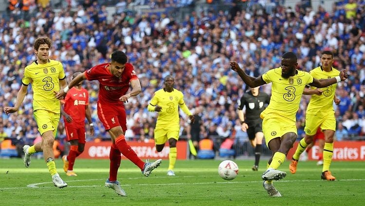 Aksi Luis Diaz melepas tembakan di final Piala FA Chelsea vs Liverpool (REUTERS/Hannah Mckay) Copyright: © REUTERS/Hannah Mckay