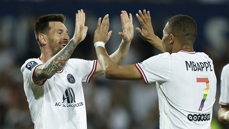 Duo pentolan PSG, Lionel Messi dan Kylian Mbappe. Foto: REUTERS/Benoit Tessier. Copyright: © REUTERS/Benoit Tessier