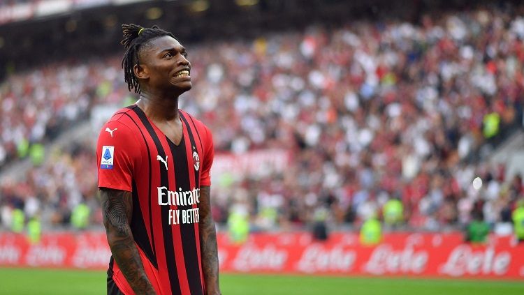 Rafael Leao saat merayakan golnya di Laga AC Milan vs Atalanta. Foto: REUTERS/Daniele Mascolo. Copyright: © REUTERS/Daniele Mascolo