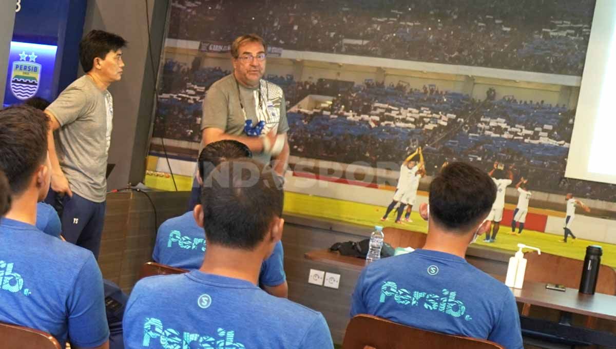 Persib Bandung menggelar pertemuan di Graha Persib, Jalan Sulanjana, Kota Bandung, Senin (16/05/22). Foto: Arif Rahman/Indosport.com Copyright: © Arif Rahman/Indosport.com