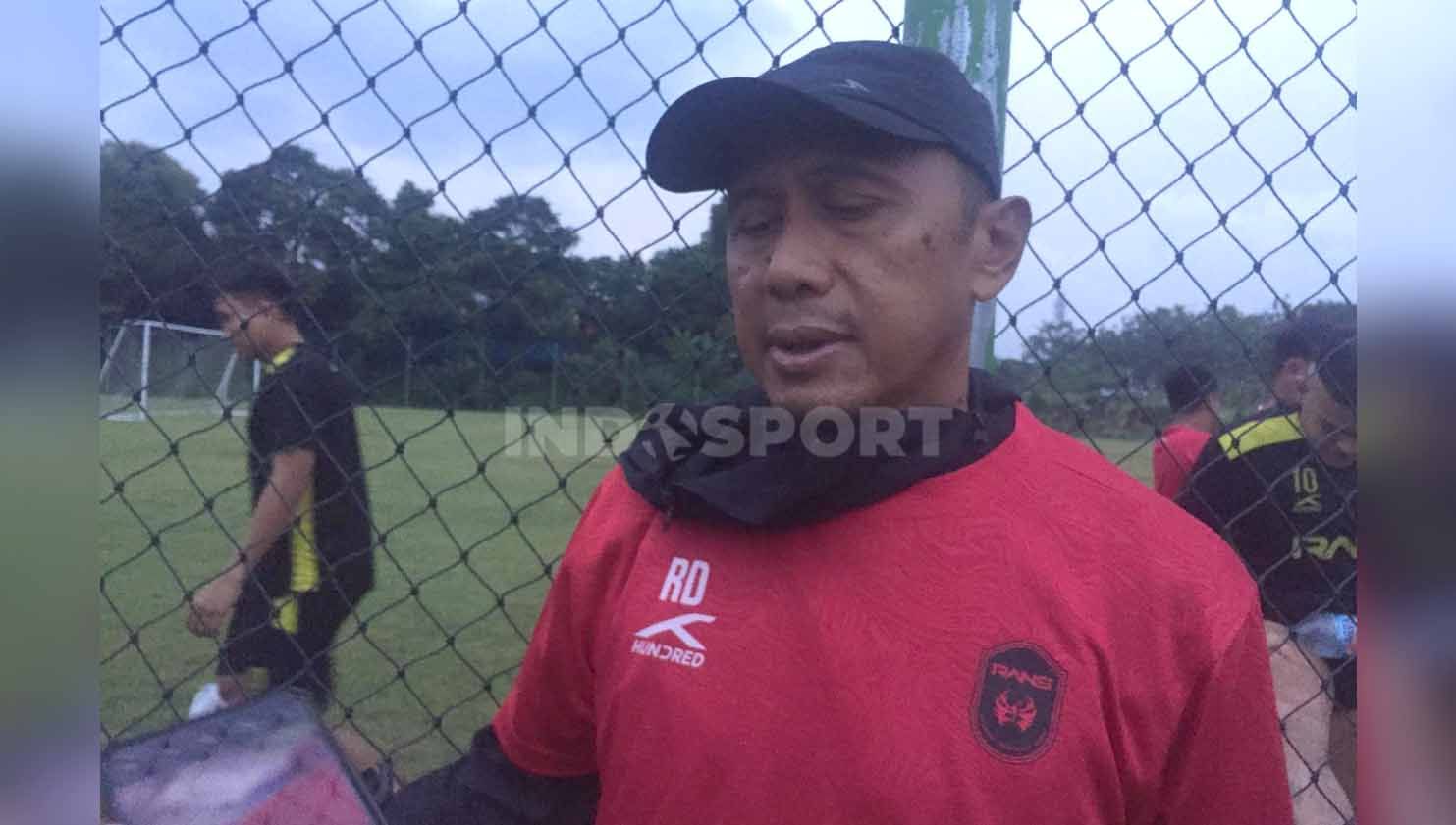 Pelatih RANS Nusantara FC, Rahmad Darmawan tidak mau ambil pusing terkait kabar yang mengatakan sang bos, Raffi Ahmad juga memiliki saham di Persija. Foto: Petrus Manus Da' Yerimon/Indosport.com Copyright: © Petrus Manus Da' Yerimon/Indosport.com