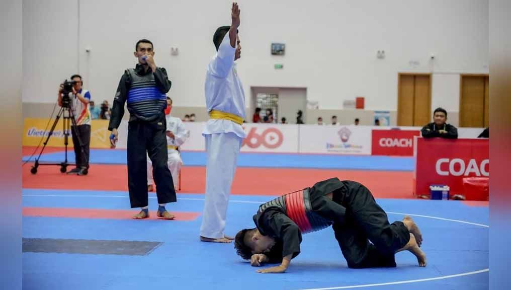 M Yachser Arafa (biru) turun di final kelas 55-60kg putra kontra pesilat Singapura Muhammad Hazim partai final di Bac Tu Liem Sport Center, Ha Noi. Foto: NOC Indonesia/MP Media/Evan Andraws Copyright: © NOC Indonesia/MP Media/Evan Andraws