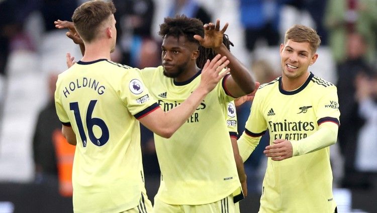 Nuno Tavares (tengah) bersama Rob Holding dan Emile Smith Rowe. Foto: Reuters/Matthew Childs. Copyright: © Reuters/Matthew Childs