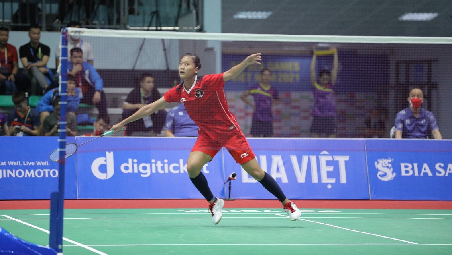 Putri Kusuma Wardhani bertanding melawan pemain Vietnam, Vu Thi Trang, di semifinal SEA Games 2021. Copyright: © Humas PBSI