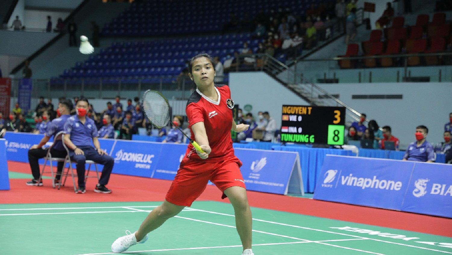 Gregoria Mariska Bertanding melawan tunggal putri Vietnam, Nguyen Thuy Linh, di semifinal cabor bulutangkis SEA Games 2021. Copyright: © Humas PBSI