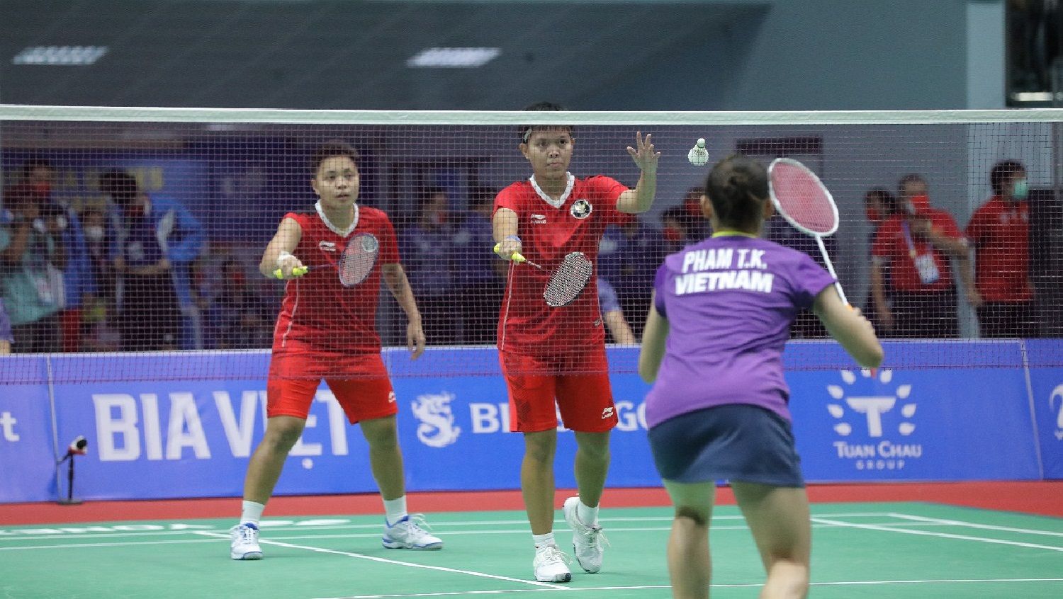 Pasangan Apriyani Rahayu/Siti Fadia melawan pasangan Vietnam, Pham Thi Khanh/Van Anh Than, di semifinal cabor bulutangkis SEA Games 2021. Copyright: © Humas PBSI