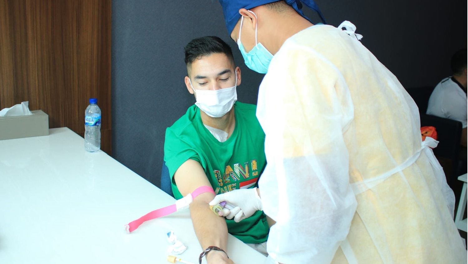 Calon pemain naturalisasi, Sandy Walsh, melakukan medical check up usai tiba di Indonesia. Copyright: © PSSI