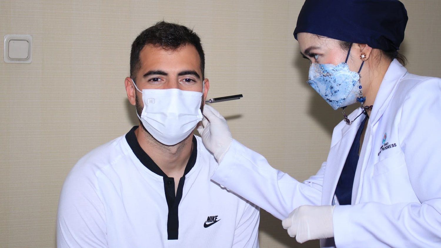 Calon pemain naturalisasi, Jordi Amat, melakukan medical check up usai tiba di Indonesia. Copyright: © PSSI