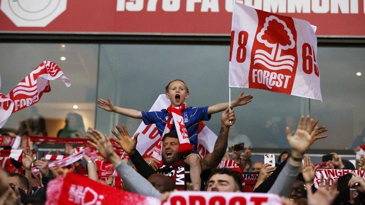 Para pendukung Nottingham Forest menyemangati tim kebanggaannya di laga kontra Sheffield United (18/05/22). (Foto: Reuters/Molly Darlington) Copyright: © Reuters/Molly Darlington