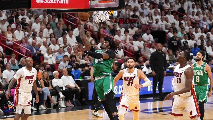 Robert Williams melakukan Lay Up di laga Miami Heat vs Boston Celtics (18/05/22). (Foto: Reuters/Jasen Vinlove-USA TODAY Sports) Copyright: © Reuters/Jasen Vinlove-USA TODAY Sports