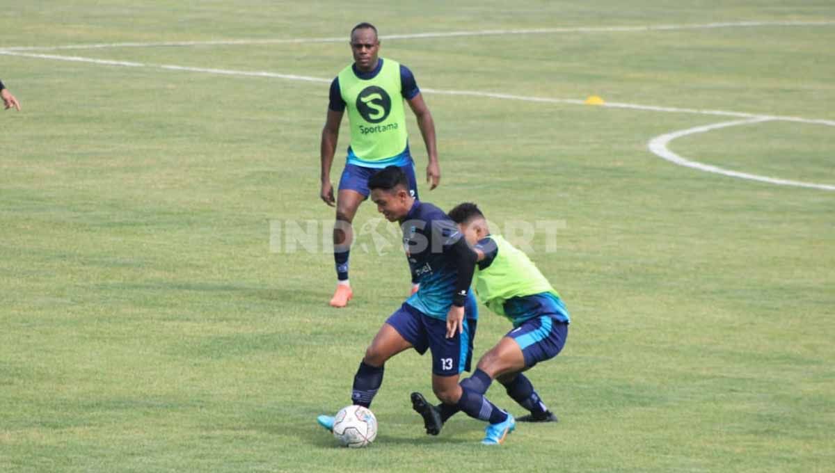 Pelatih Persib Bandung, Luis Milla, kemungkinan besar tidak akan menurunkan dua pemain andalannya saat menghadapi Madura United di lanjutan Liga 1 pekan ini. Copyright: © Arif Rahman/Indosport.com