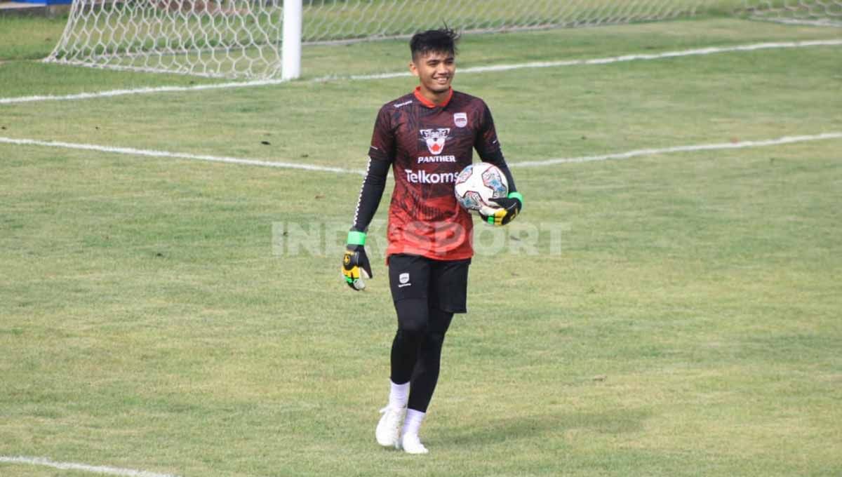 Persib Bandung kembali mengumumkan nama pemain yang kontraknya diperpanjang untuk persiapan menghadapi Liga 1 musim 2023-2024, yakni Fitrul Dwi Rustapa. Copyright: © Arif Rahman/Indosport.com