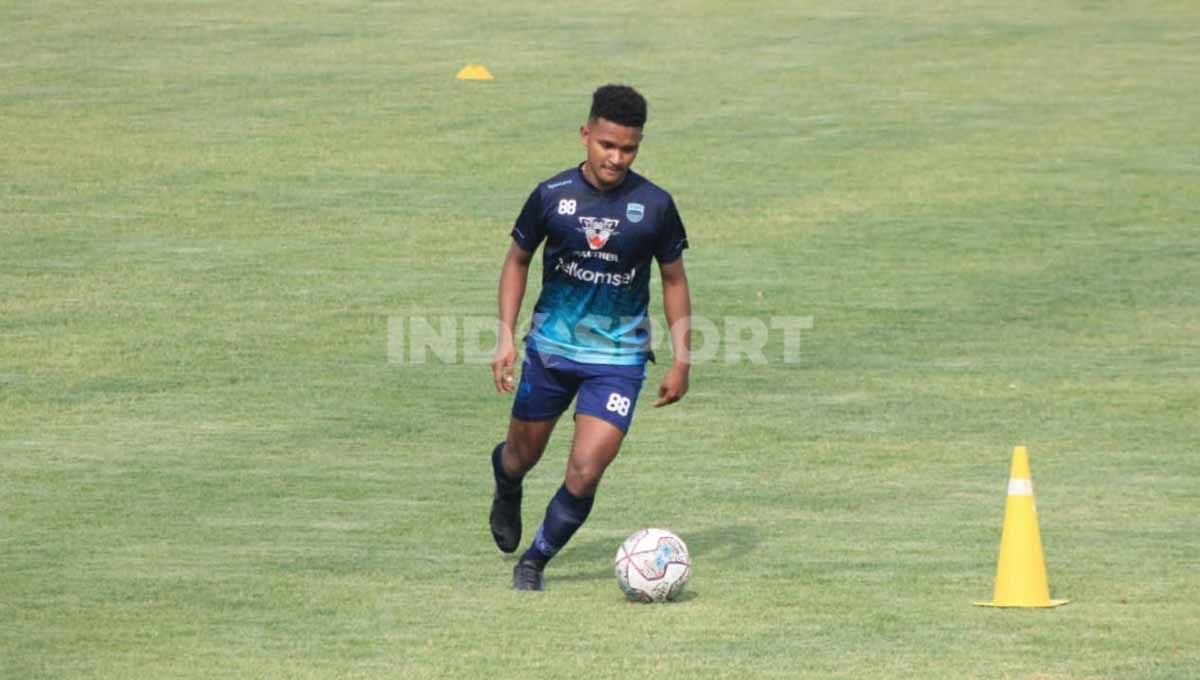 Pemain Persib Bandung, David Rumakiek saat sesi latihan perdana untuk persiapan Liga 1 2022-2023 di Stadion Persib, Jalan Ahmad Yani, Kota Bandung, Selasa (17/05/22). Foto: Arif Rahman/Indosport.com Copyright: © Arif Rahman/Indosport.com