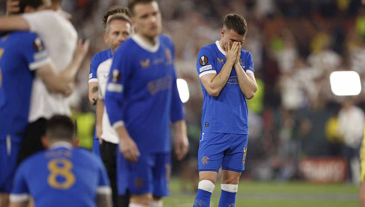 Pemain Rangers, Aaron Ramsey terlihat sedih usai gagal tendangan penalti di final Liga Europa. Foto: REUTERS/John Sibley Copyright: © REUTERS/John Sibley