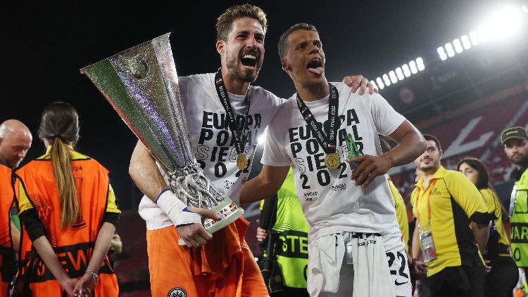 Timotius Chandler dan Kevin Trapp dari Eintracht Frankfurt merayakan kemenangan di Final Liga Europa REUTERS-Matthew Childs Copyright: © REUTERS-Matthew Childs