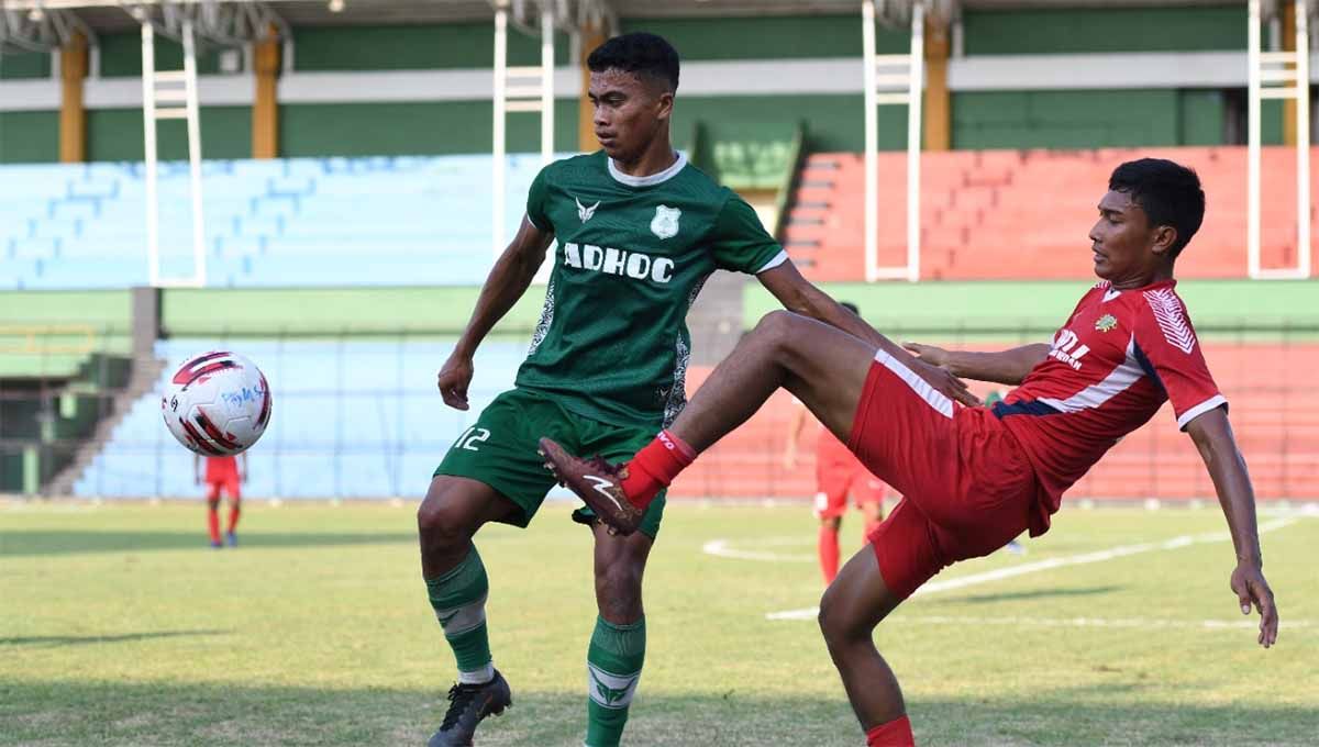 Ricat Turnip (kiri), salah satu pemain muda trial yang direkrut PSMS Medan untuk Liga 2 2022. Foto: MO PSMS Copyright: © MO PSMS