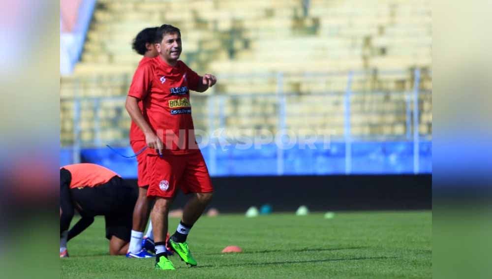 Pelatih Arema FC Eduardo Almeida memimpin latihan. Foto: Ian Setiawan/Indosport.com Copyright: © Ian Setiawan/Indosport.com