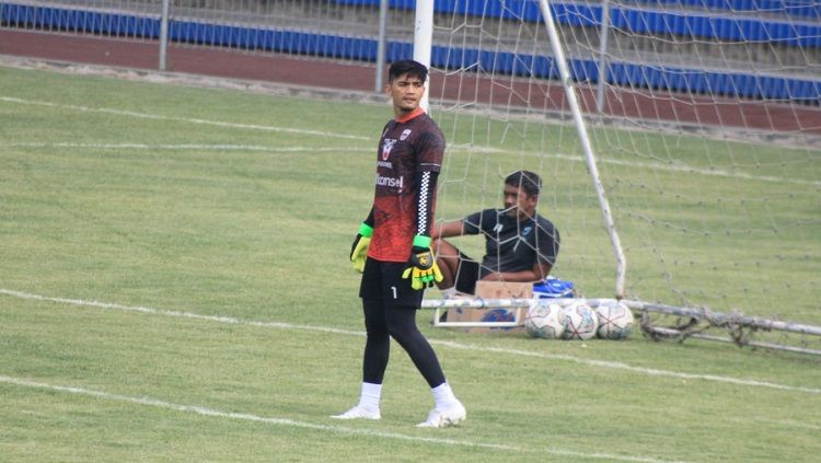 Penjaga gawang Persib, Fitrul Dwi Rustapa saat berlatih di Stadion Persib, Jalan Ahmad Yani, Kota Bandung, Kamis (19/05/22). Foto: Arif Rahman/INDOSPORT Copyright: © Arif Rahman/INDOSPORT