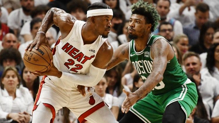 Jimmy Butler (kiri) dikawal ketat oleh Marcus Smart (kanan) di laga Miami Heat vs Boston Celtics (20/05/22). (Foto: Reuters/Jim Rassol-USA TODAY Sports) Copyright: © Reuters/Jim Rassol-USA TODAY Sports