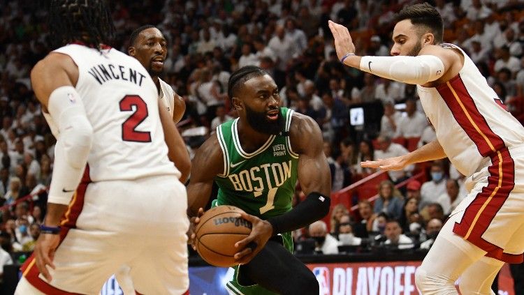 Jaylen Brown (tengah) mencoba melewati hadangan lawan di laga Miami Heat vs Boston Celtics (20/05/22). (Foto: Reuters/Jim Rassol-USA TODAY Sports) Copyright: © Reuters/Jim Rassol-USA TODAY Sports