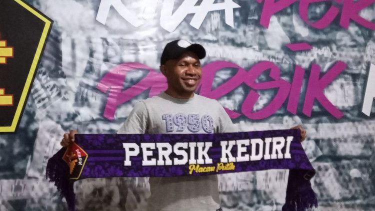 Pelatih Persik Kediri, Javier Roca, tampak puas pascasukses memenangi perebutan Yohanes Ferinando Pahabol dalam strategi transfernya jelang Liga 1. Copyright: © Ian Setiawan/INDOSPORT