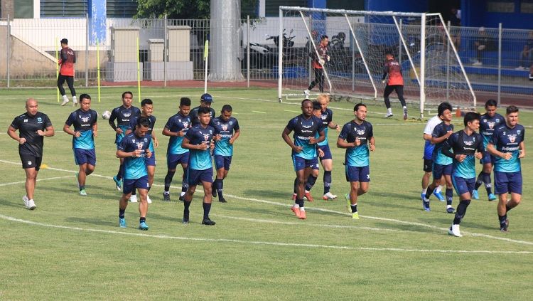 Latihan tim Persib Bandung jelang persiapan Liga 1 musim depan. Copyright: © Arif Rahman/INDOSPORT