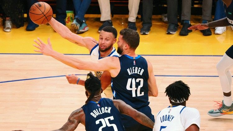 Stephen Curry mencoba melepaskan operan di laga Golden State Warriors vs Dallas Mavericks (21/05/22). (Foto: Reuters/Kelley L Cox-USA TODAY Sports) Copyright: © Reuters/Kelley L Cox-USA TODAY Sports