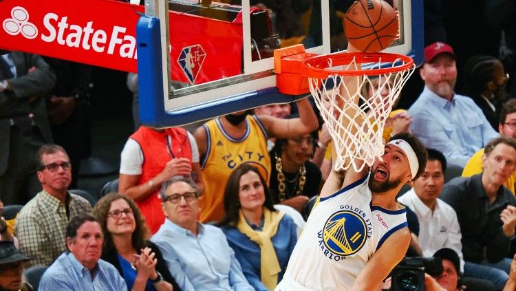 Klay Thompson melakukan Dunk di laga Golden State Warriors vs Dallas Mavericks (21/05/22). (Foto: Reuters/Kelley L Cox-USA TODAY Sports) Copyright: © Reuters/Kelley L Cox-USA TODAY Sports