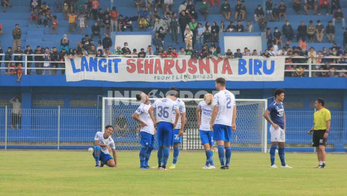 Bobotoh menyaksikan game internal Persib Bandung di Stadion Persib, Jalan Ahmad Yani, Kota Bandung, Sabtu (21/05/22). Foto: Arif Rahman/Indosport.com Copyright: © Arif Rahman/Indosport.com