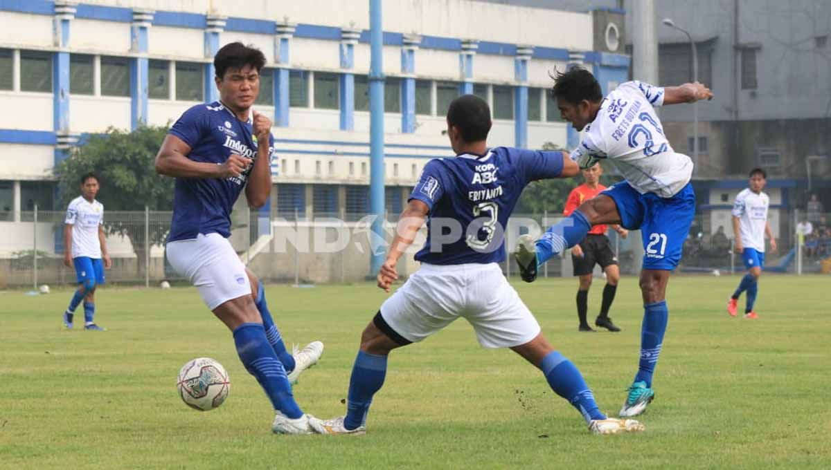 Frets Butuan dikawal Achmad Jufriyanto dan Eriyanto saat game internal Persib Bandung di Stadion Persib, Jalan Ahmad Yani, Kota Bandung, Sabtu (21/05/22). Copyright: © Arif Rahman/Soicaumienbac.cc