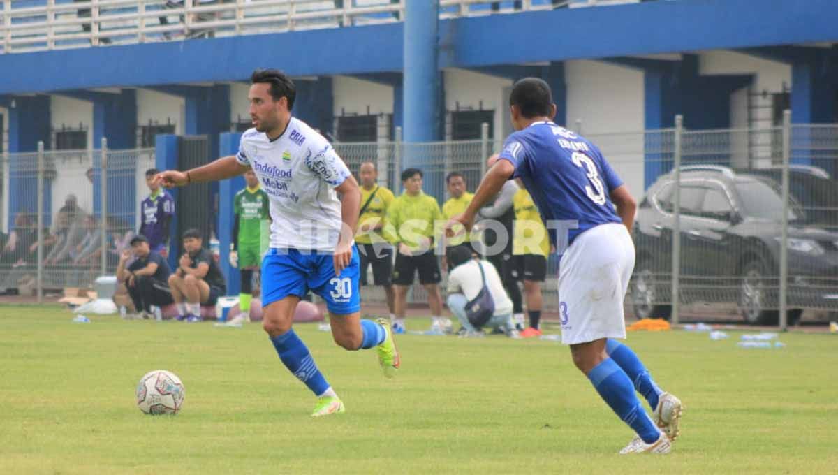 Ezra Walian, mencoba melawati Eriyanto saat game internal Persib Bandung di Stadion Persib, Jalan Ahmad Yani, Kota Bandung, Sabtu (21/05/22). Copyright: © Arif Rahman/Indosport.com