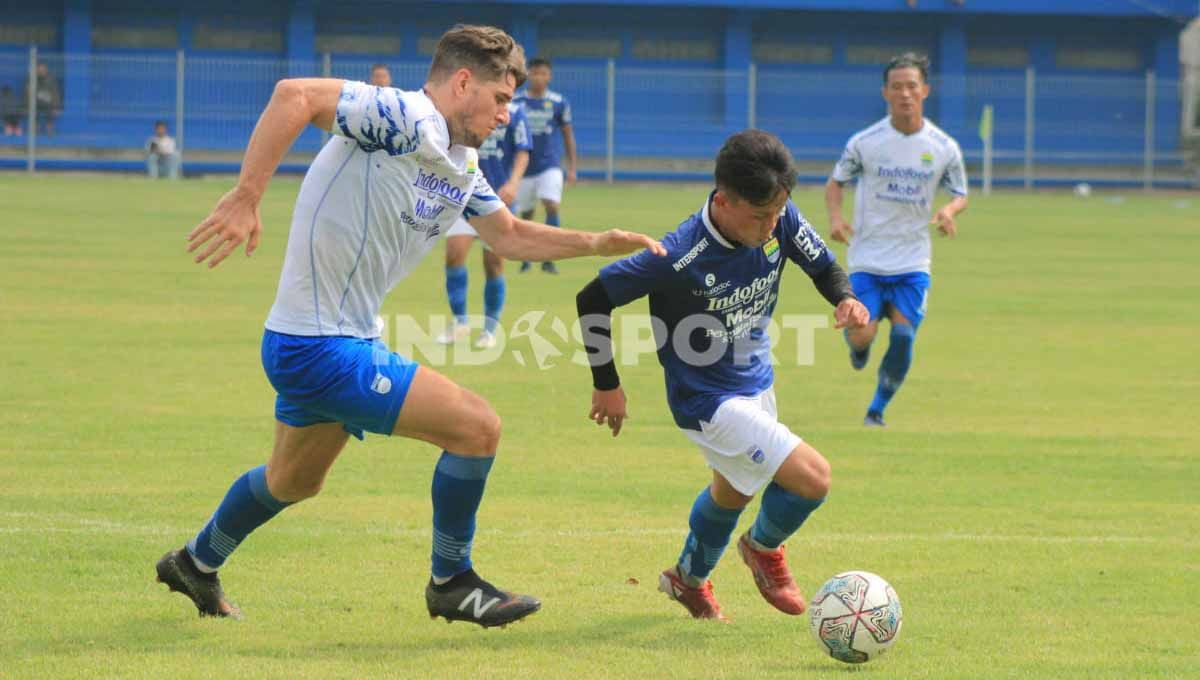Arsan Makarin mencoba melawati Nick Kuipers saat game internal Persib Bandung di Stadion Persib, Jalan Ahmad Yani, Kota Bandung, Sabtu (21/05/22). Copyright: © Arif Rahman/Football265.com