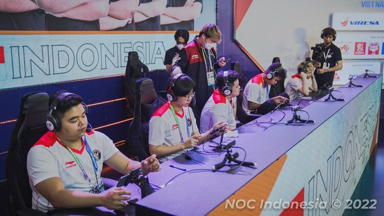 Timnas Esports Indonesia meraih medali perak nomor team Mobile Legends SEA Games 2021 di Hanoi National Conventional Center, Jumat (20/5). Copyright: © (NOC Indonesia/MP Media Louis Figo)
