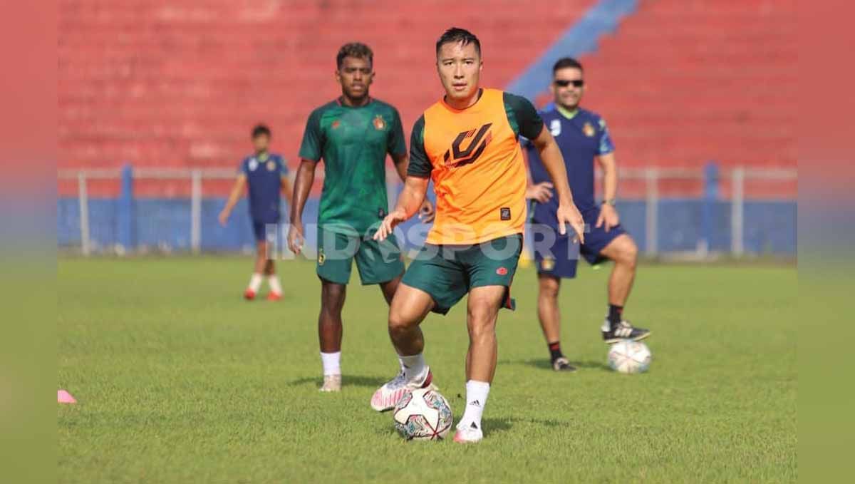 Kapten Persik Kediri, Arthur Irawan (tengah) dalam latihan tim. Foto: Ian Setiawan/Indosport.com Copyright: © Ian Setiawan/Indosport.com