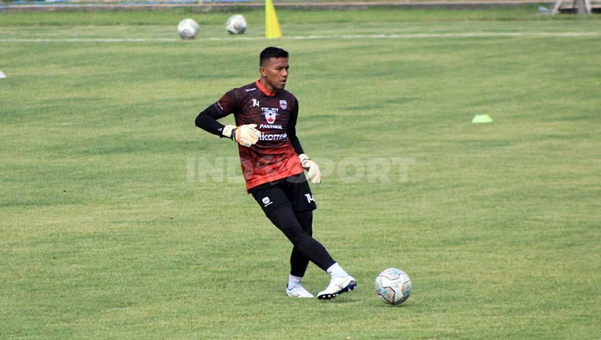 Penjaga gawang Persib Bandung, Teja Paku Alam, saat latihan di Stadion Persib, Jalan Ahmad Yani, Kota Bandung. Foto: Arif Rahman/Indosport.com Copyright: © Arif Rahman/Indosport.com