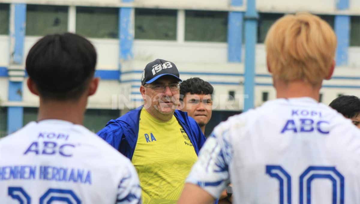 Pelatih Persib, Robert Rene Alberts, memberikan arahan kepada pemain setelah game internal di Stadion Persib, Jalan Ahmad Yani, Kota Bandung, Sabtu (21/05/22). Foto: Arif Rahman/Indosport.com Copyright: © Arif Rahman/Indosport.com