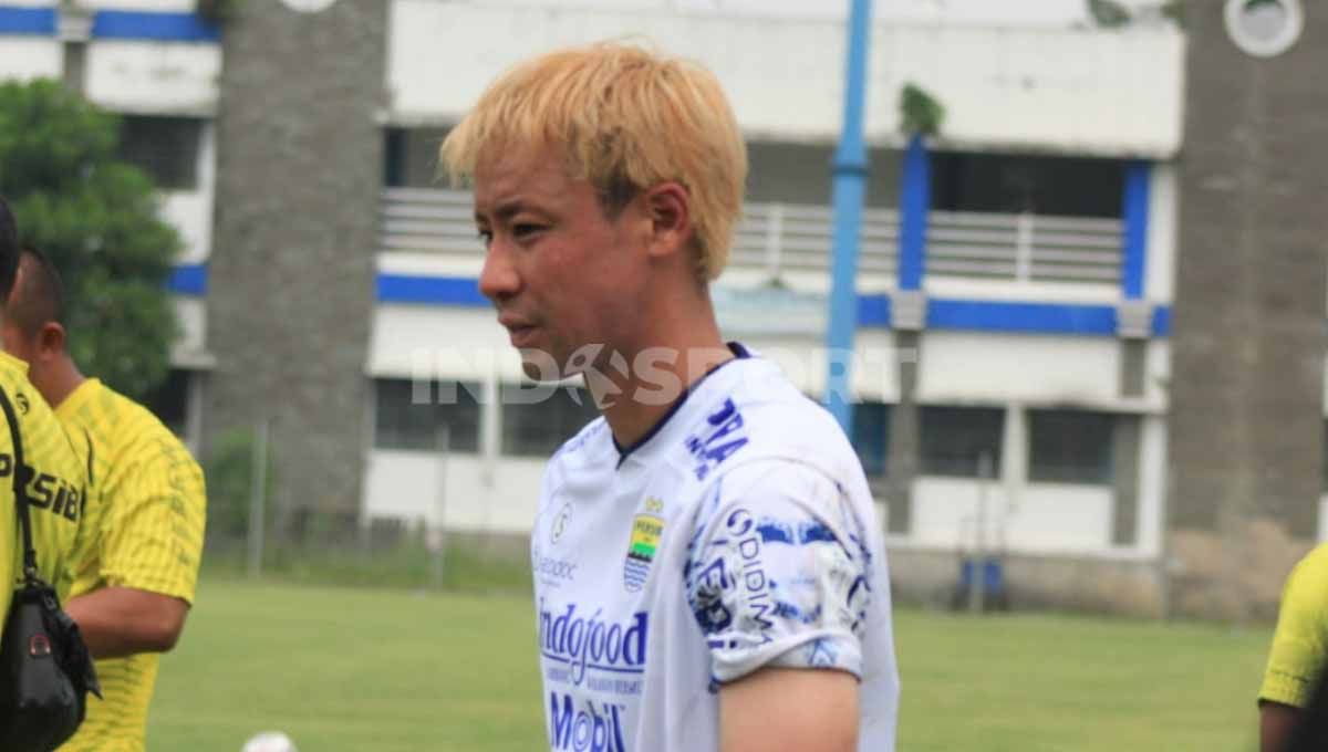 Pemain seleksi asal Jepang, Ryohei Miyazaki, saat meninggalkan lapangan Stadion Persib, seusai game internal Persib, Sabtu (21/05/22). Foto: Arif Rahman/Indosport.com Copyright: © Arif Rahman/Indosport.com