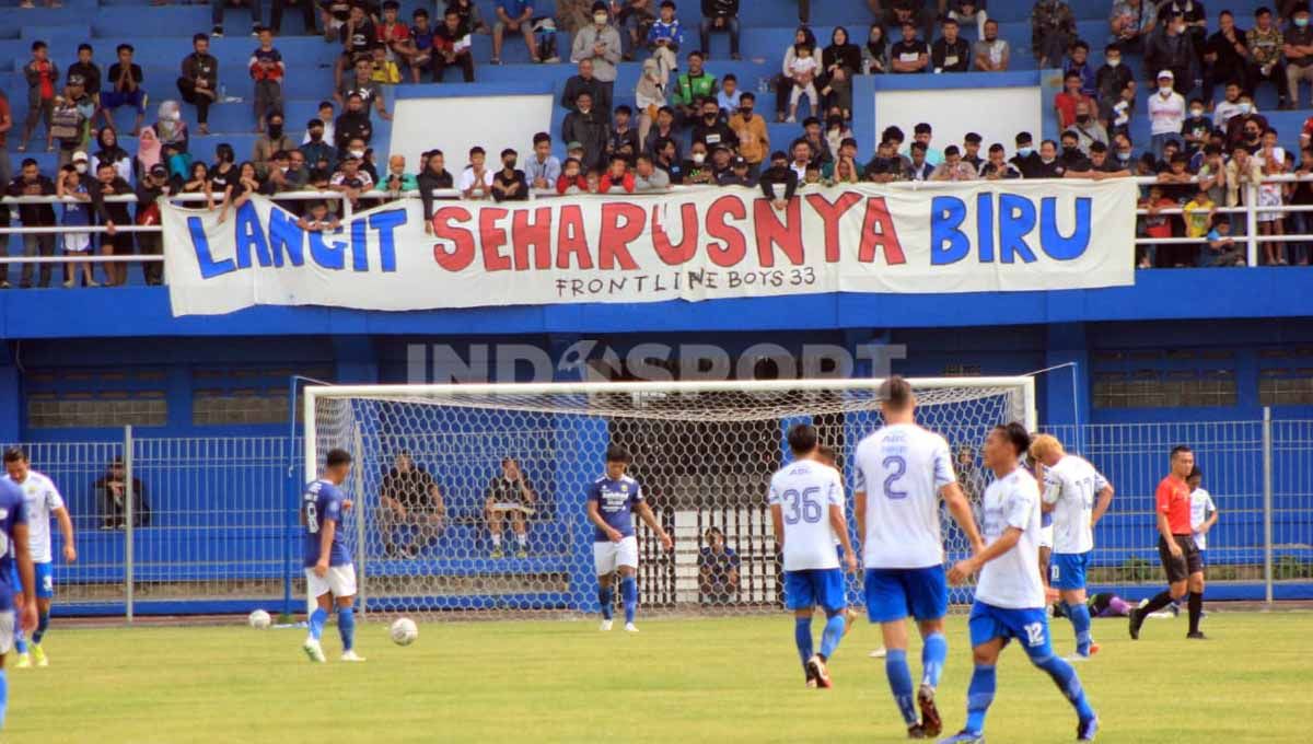 Bobotoh menyaksikan game internal Persib Bandung di tribun utara Stadion Persib, Jalan Ahmad Yani, Kota Bandung, Sabtu (21/05/22). Arif Rahman/Indosport.com Copyright: © Arif Rahman/Indosport.com