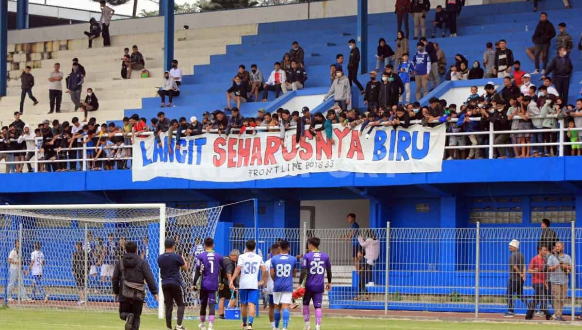 Bobotoh menyaksikan game internal Persib Bandung di tribun utara Stadion Persib, Jalan Ahmad Yani, Kota Bandung, Sabtu (21/05/22). Arif Rahman/Indosport.com Copyright: © Arif Rahman/Indosport.com