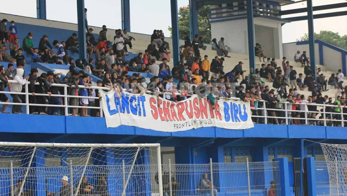 Ungkapan duka meninggalnya 2 bobotoh di sela-sela pertandingan Piala Presiden 2022 antara Persebaya vs Persib Bandung, Jumat (17/6/22). Copyright: © Arif Rahman/Football265.com