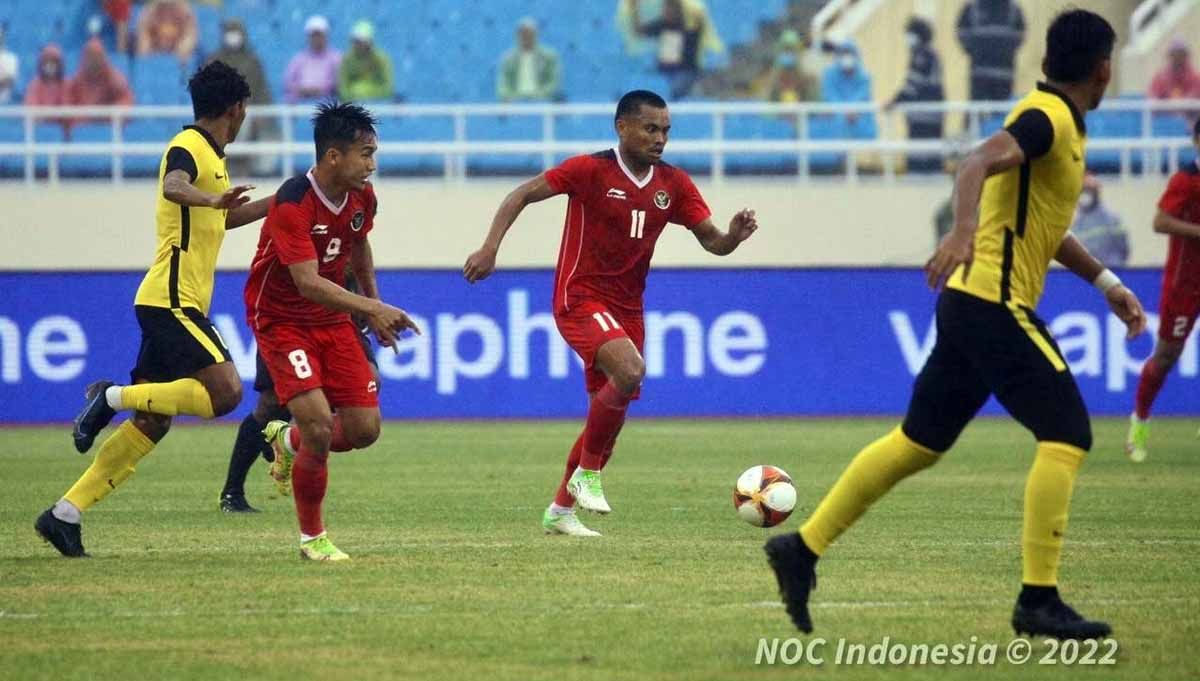 Timnas Sepak Bola Indonesia bertanding melawan Malaysia pada laga perebutan medali perunggu SEA Games 2021 Vietnam di Stadion My Dinh, Hanoi, Vietnam, Minggu (22/05). Foto: NOC Indonesia/Naif Al’As Copyright: © NOC Indonesia/Naif Al’As