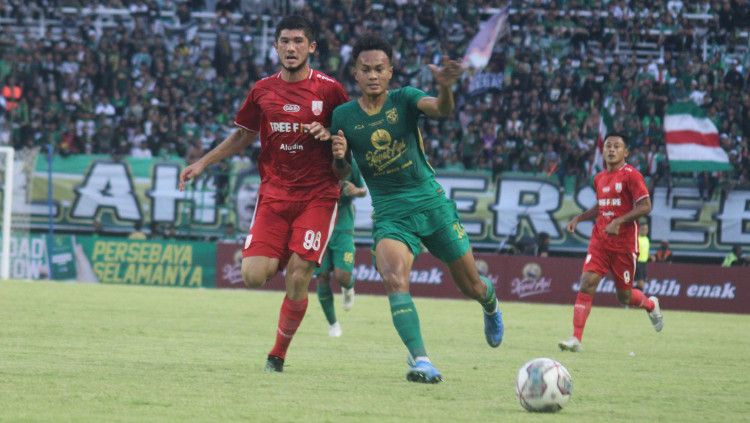 Laga uji coba antara Persebaya vs Persis Solo di stadion GBT, Minggu (22/05/22). Copyright: © Prabowo/INDOSPORT