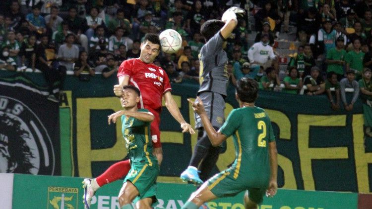 Laga uji coba antara Persebaya vs Persis Solo di stadion GBT, Minggu (22/05/22). Copyright: © Prabowo/INDOSPORT