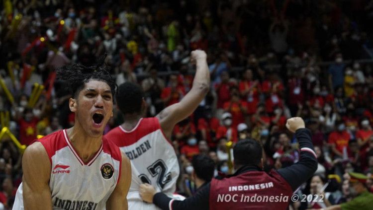 Tim basket putra Indonesia mencetak sejarah dengan menumbangkan Filipina dan merebut emas SEA Games pertama sejak 1977 di SEA Games 2021 Vietnam yang digelar di Thanh Tri Sport Information and Culutural Center Gymnasium, Minggu (22/5). Copyright: © NOC Indonesia/MP Media/Iqbal Fauzi