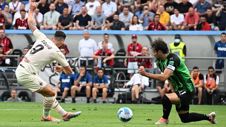Jadi pahlawan scudetto AC Milan berkat torehan brace ke gawang Sassuolo dan bantu timnya menang 3-0, Olivier Giroud pecahkan rekor mengagumkan di Liga Italia.(REUTERS/Alberto Lingria) Copyright: © REUTERS/Alberto Lingria