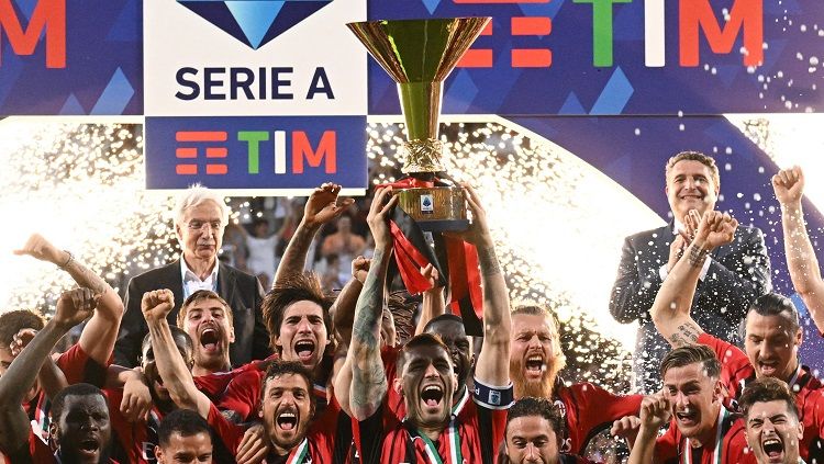 Alessio Romagnoli mengangkat trofi juara Liga Italia 2021/2022 milik AC Milan (REUTERS/Alberto Lingria) Copyright: © REUTERS/Alberto Lingria