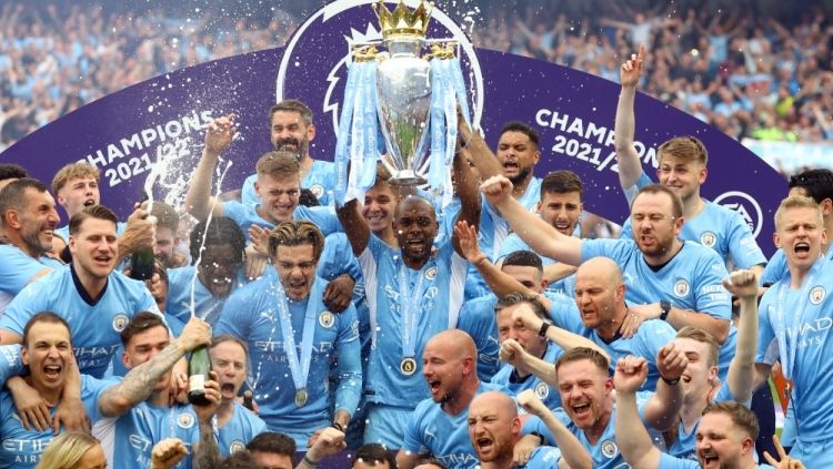 Bukan cuma enam gelar dicabut saja, raksasa Liga Inggris (Premier League), Manchester City, juga dilarang belanja pemain lagi. Copyright: © REUTERS/Hannah Mckay