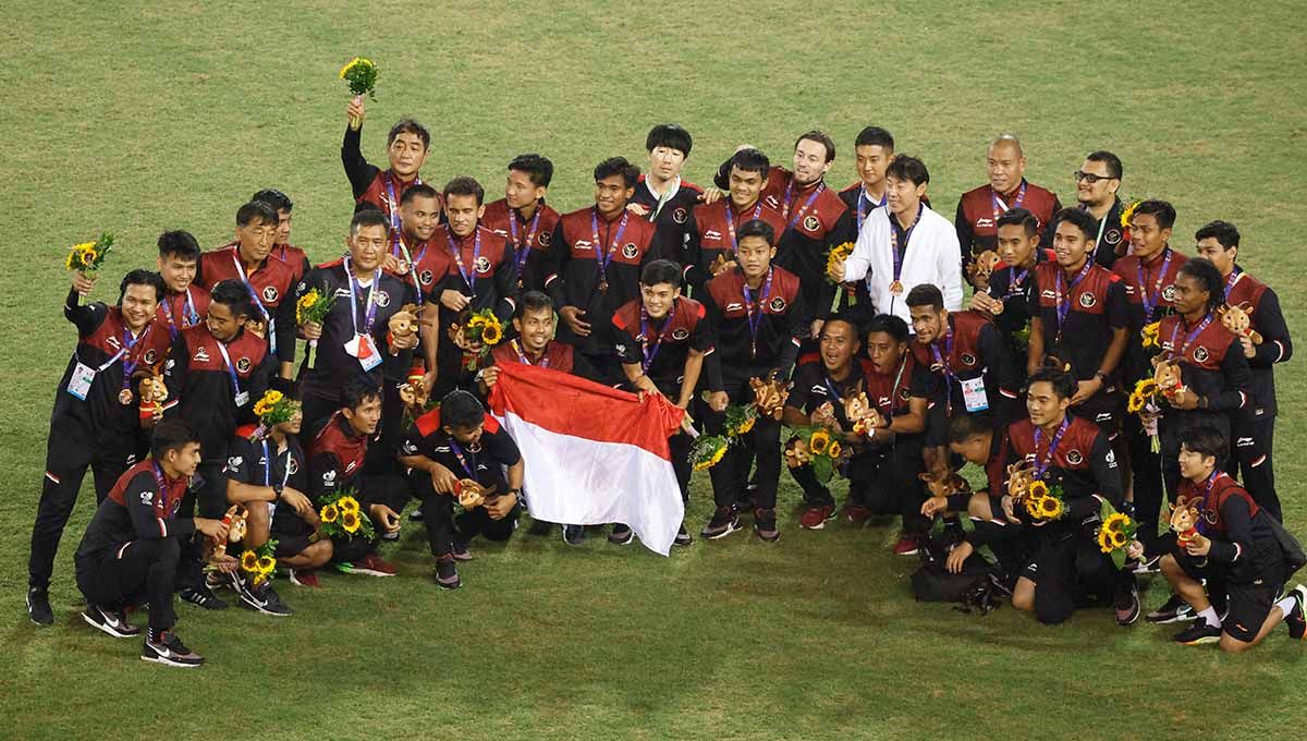 Timnas Indonesia merayakannya dengan medali perunggu usai mengalahkan Malaysia dengan adu penalti di Stadion Nasional My Dinh - Hanoi, Vietnam 2022. Foto: REUTERS/Navesh Chitrakar Copyright: © REUTERS/Navesh Chitrakar